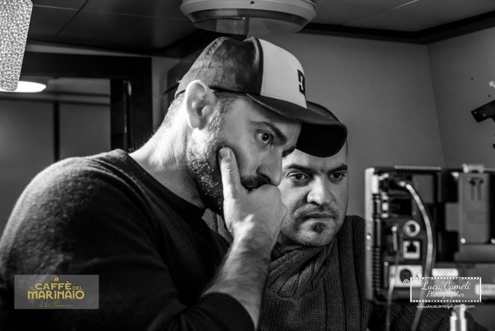 I registi al monitor sul set di Il caffè del marinaio