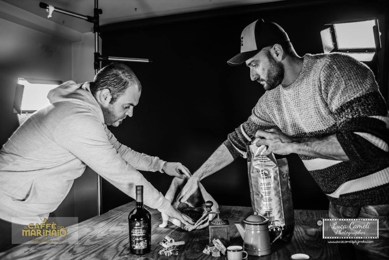 Preparazione dello still life sul set di Il caffè del marinaio
