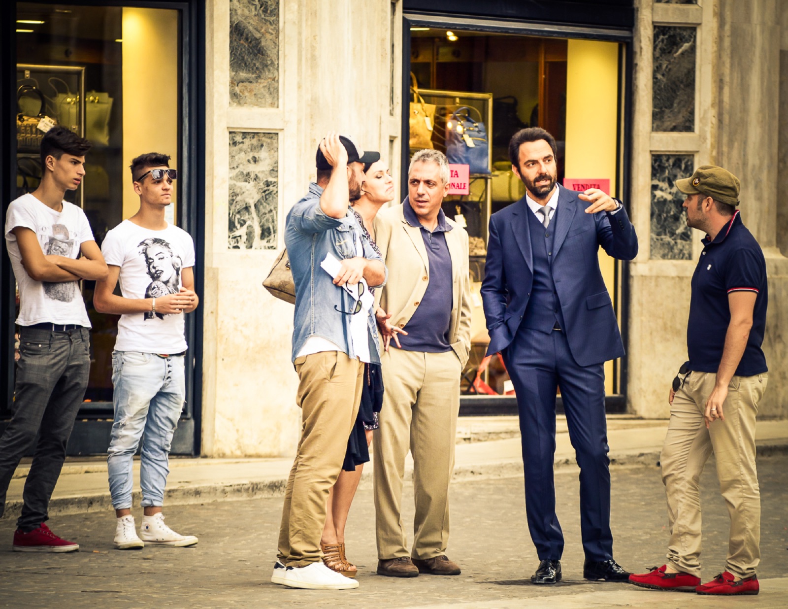 La troupe dello spot Regione Marche in una via di Ascoli Piceno