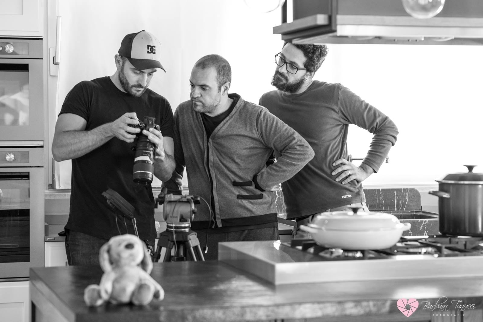 Controllo dell'inquadratura in cucina sul set Scavolini