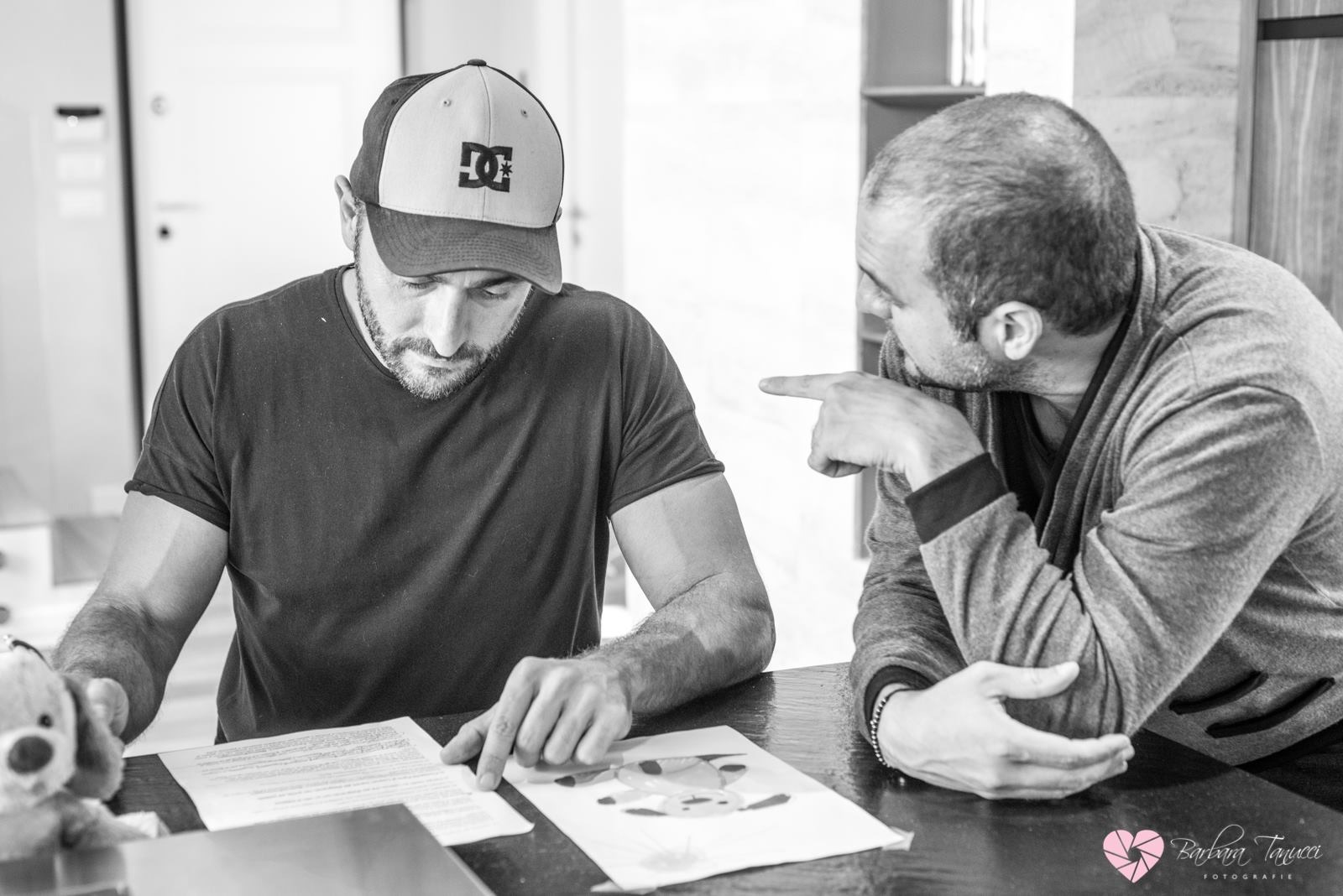 Lettura della sceneggiatura e dello storyboard sul set Scavolini
